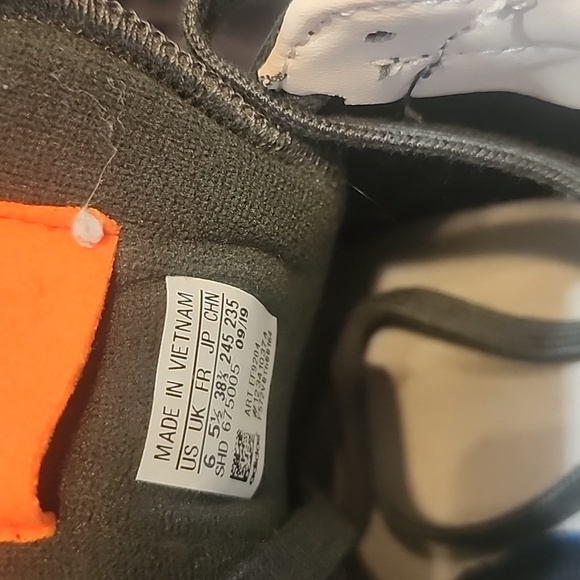 Adiddas‎ - Picture 7 of 7